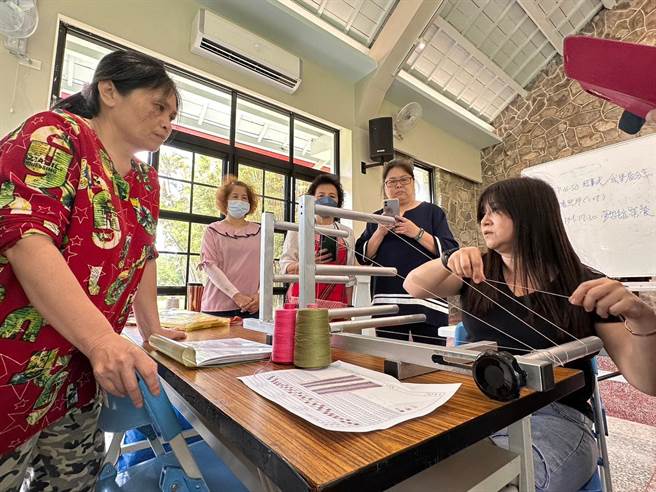 太鲁阁族的编织课讲师陈素徽（右1）透过编织技艺陪伴原民妇女，传承部落编织文化。（基督教芥菜种会提供／王志伟花莲传真）