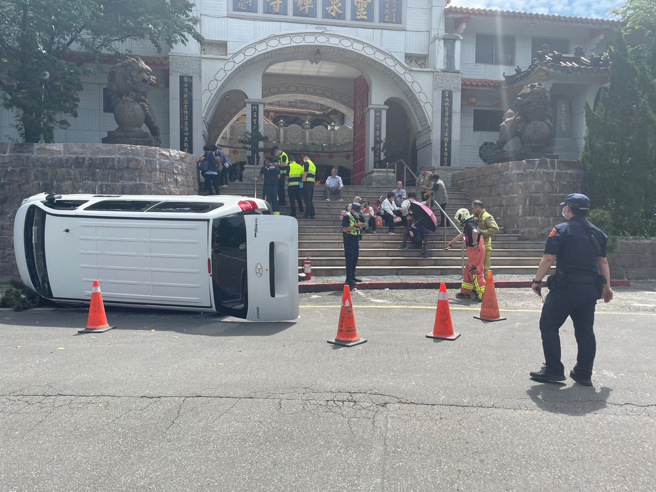 李男驾驶白色箱型车搭载7名乘客，行经事故地点时，不慎自撞路缘及路旁停放之黑色箱型车后朝左侧翻，其中2名女性乘客轻微擦挫伤，由救护人员送至基隆长庚医院就医。（图／警方提供）