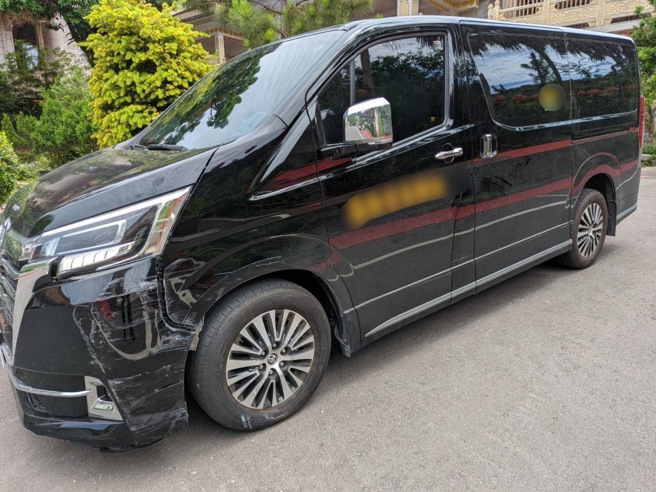 李男驾驶白色箱型车搭载7名乘客，行经事故地点时，不慎自撞路缘及路旁停放之黑色箱型车后朝左侧翻，其中2名女性乘客轻微擦挫伤，由救护人员送至基隆长庚医院就医。（图／警方提供）