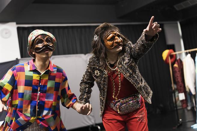 沙丁庞客剧团推出新作《漂浪英雄走关西》，以夸张、荒谬的面具，展现出角色的人物性格，并让东、西方丑角在同一平台上对话，呈现小人物与丑角的英雄之旅。（沙丁庞客剧团提供）