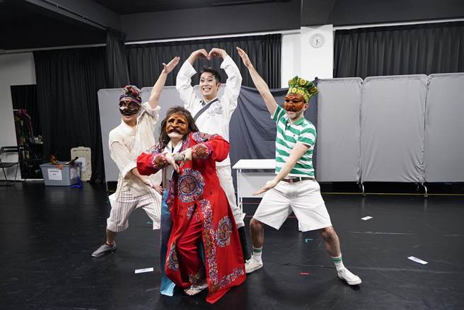 沙丁庞客剧团新作《漂浪英雄走关西》结合西方义大利即兴喜剧与客家外台戏，并运用剧情上的错置、误区、带有失败特质的人物等，创造笑闹百出的桥段。（沙丁庞客剧团提供）