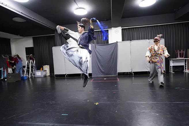 沙丁庞客剧团新作《漂浪英雄走关西》可见客家戏曲元素。（沙丁庞客剧团提供）