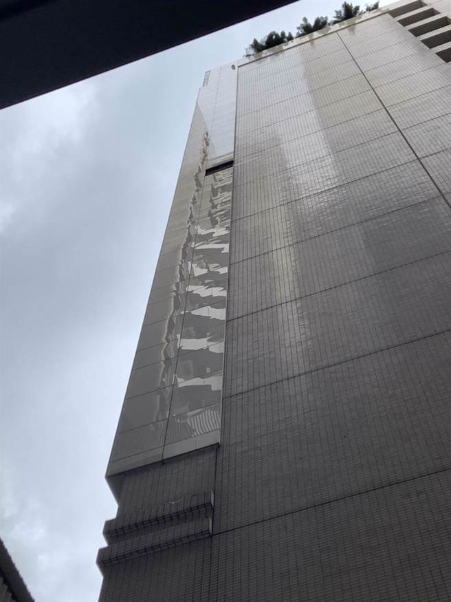 管委會喊話，建商應全面更換外牆立面，避免意外再次發生。（台北市議員陳炳甫辦公室提供／劉彥宜台北傳真）