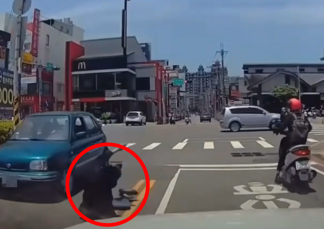 龙潭分局表示，目前未接获报案，目击者已将影片透过交通违规检举系统检举，经审核后，警方会已依道交条例开罚3600元。（翻摄自脸书社团「爆料公社」）