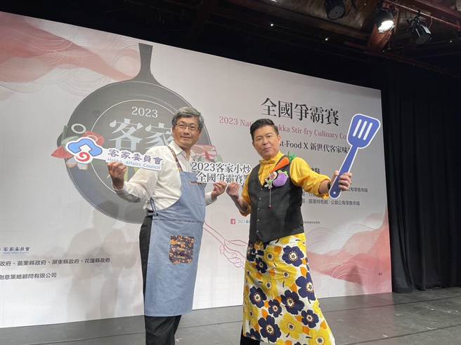 客委会主委杨长镇（左）、曾国城。（池宗玲摄）