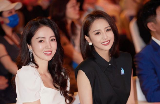 董璇（左）、佟麗婭看起來就像姊妹。（圖／佟麗婭微博）