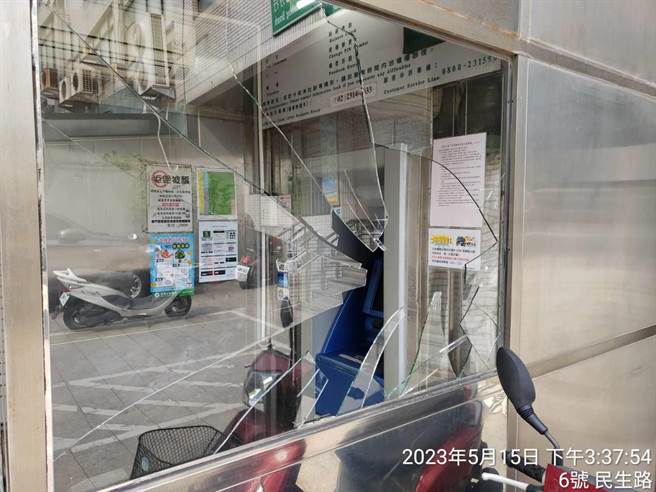 金门陈姓男子至土银金城分行提款机排队领钱，因等不及补钞作业时间怒毁玻璃后离去。(图／警方提供)
