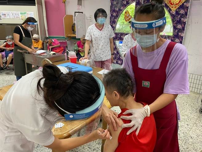 卫生福利部玉里医院因应长照转型，将提高院内病床数，需要更多优秀的护理人才投入，前年与慈济科技大学签订合作意向书，并在今年开办花东公费专班，且录取50人，学生毕业后考取证照将进入院内服务。（玉里医院提供／罗亦晽花莲传真）