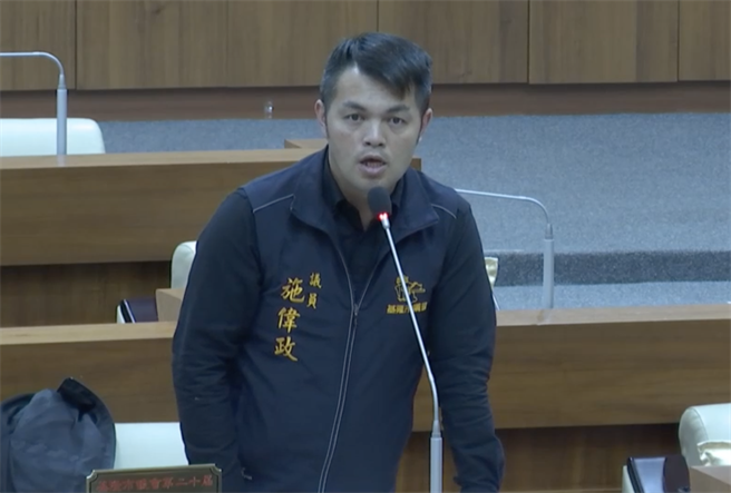 基隆市议员施伟政质询时表示中山国中有跳蚤肆虐问题，希望教育处可以正视校园环境问题，也要提供相关补助与协助。（徐佑升摄）