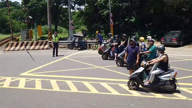 新北市瑞芳区的台铁深澳支线，16日上午发生电路不良，让基瑞交界处的平交道遮断杆放下长达4小时，造成车辆回堵1公里。（张志康摄）