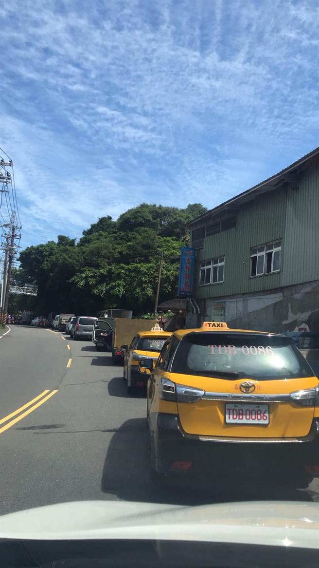 新北市瑞芳区的台铁深澳支线，16日上午发生电路不良，让基瑞交界处的平交道遮断杆放下长达4小时，造成车辆回堵1公里。（张志康摄）