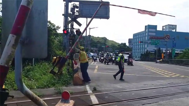 新北市瑞芳区的台铁深澳支线，16日上午发生电路不良，让基瑞交界处的平交道遮断杆放下长达4小时，造成车辆回堵1公里。（翻摄照片／张志康新北传真）