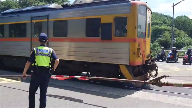 新北市瑞芳区的台铁深澳支线，16日上午发生电路不良，让基瑞交界处的平交道遮断杆放下长达4小时，造成车辆回堵1公里。（翻摄照片／张志康新北传真）