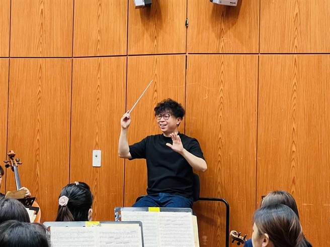 受到台北市立交响乐团（TSO）邀请，马勒国际指挥大赛金牌得主、新加坡籍指挥家黄佳俊来台。（台北市立交响乐团提供）