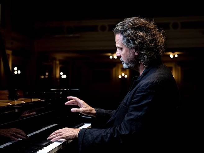 德国钢琴名家海夫里格曾在2019年来台与北市交合作演出阿曼（Dieter Ammann）钢琴协奏曲《大触技曲》，获得广大迴响，睽违4年再度来台，此外，他也将在6月10日与北市交五位弦乐团员合作演出贝多芬及布拉姆斯室内乐曲目。（台北市立交响乐团提供）