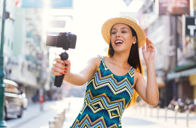 示意图非当事人，南韩实况主企鹅妹日前来台徒步环岛。（图／shutterstock）