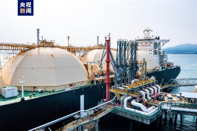 大陆首船跨境人民币结算液化天然气完成接卸。（大陆央视）