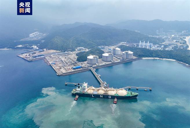 大陆首船跨境人民币结算液化天然气完成接卸。（大陆央视）
