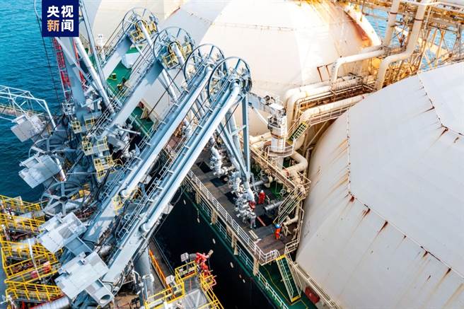 大陆首船跨境人民币结算液化天然气完成接卸。（大陆央视）