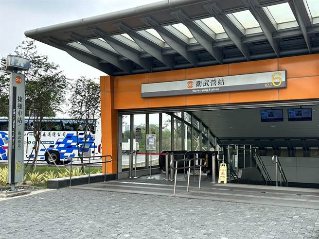 因应电价调涨，高雄捷运卫武营站（O10）6号出口维护费拟涨40％惹出争议。（崔正纲摄）