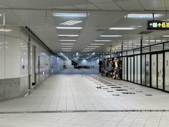 高雄捷运卫武营站（O10）6号出口地下通道直通卫武营，让民眾不必在车多的三多路过马路，确保通行安全。（崔正纲摄）