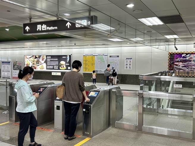 高雄捷运卫武营站（O10）6号出口是民眾搭乘捷运至卫武营主要通道。（崔正纲摄）