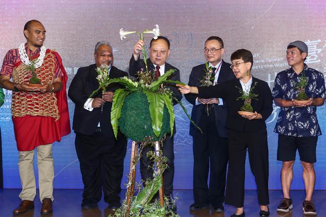 国立台湾史前文化博物馆再造完成开幕暨518国际博物馆日记者会16日举行，文化部长史哲（左3）、帛琉大使欧儒侃（David Adams Orrukem）（左2）、国立故宫博物院院长萧宗煌（右3）、国立台湾史前文化博物馆馆长王长华（右2）等人出席。（邓博仁摄）