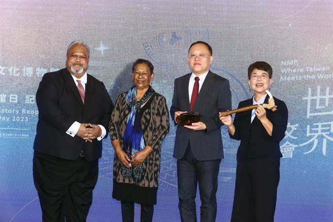 国立台湾史前文化博物馆16日举行再造完成开幕暨 518国际博物馆日记者会，帛琉大使欧儒侃（David Adams Orrukem）（左1）伉俪致赠「斧头」及「玳瑁 礼盘」，象徵台湾与世界南岛友好邦谊的文化连结， 由文化部长史哲（右2）、国立台湾史前文化博物馆馆长王长华（右1）代表受赠。（邓博仁摄）