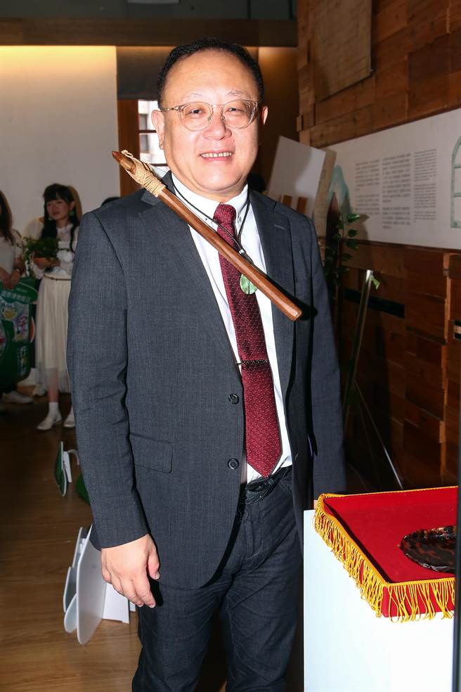 国立台湾史前文化博物馆16日举行再造完成开幕暨 518国际博物馆日记者会，帛琉大使欧儒侃（David Adams Orrukem）伉俪致赠「斧头」及「玳瑁 礼盘」给史前馆，会后文化部长史哲将受赠的「斧头」挂在脖子上。（邓博仁摄）