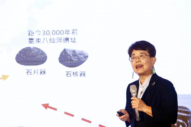 国立台湾史前文化博物馆再造完成开幕暨518国际博物馆日记者会16日举行，国立台湾史前文化博物馆馆长王长华介绍台湾史前文物。（邓博仁摄）