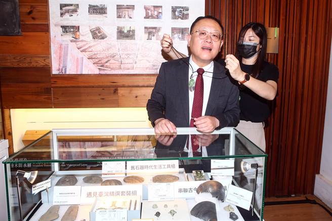 国立台湾史前文化博物馆经休馆整修5月重新开幕，16日举行记者会，文化部长史哲（中）出席，参观史前馆由台东带到台北的文物，并接受馆方致赠玉佩。（邓博仁摄）