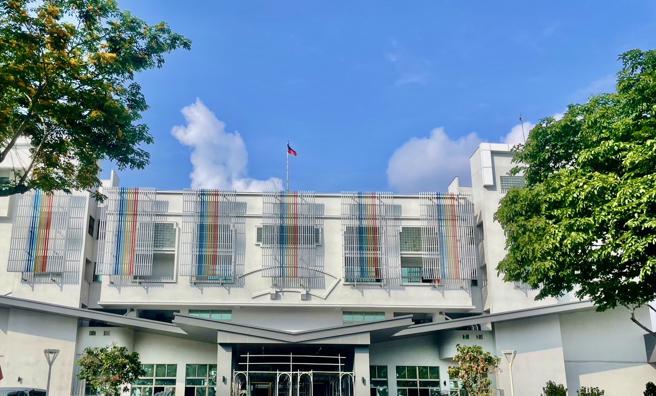 渔民服务中心原先较为复杂立面，透过简约有力的出檐呈现出海鸟飞翔之意象(高雄市海洋局提供)
