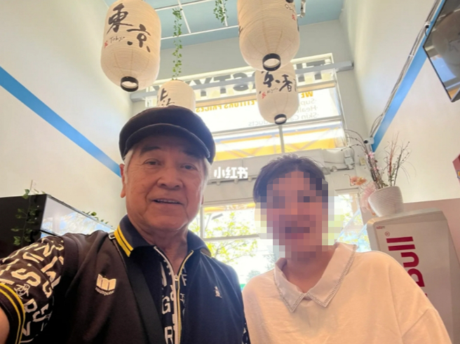 有加拿大网友日前在温哥华巧遇秦沛。（图／摘自小红书）