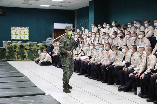 許多大學畢業生關心是否能準時入營，台東縣政府民政處長鍾青柏今天提醒，役男收到體檢通知後「務必準時體檢」，才能申請優先或延緩入營。（本報資料照）