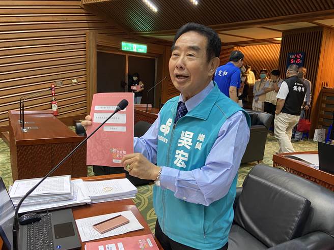 民进党籍议员吴宏谋批，说了几十年完全没进度，一天到晚说「可行性评估」，吁县长要再用心。（吴佩蓉摄）