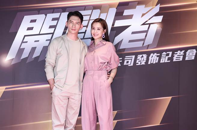 温升豪（左）和安心亚演夫妻。（陈俊吉摄）