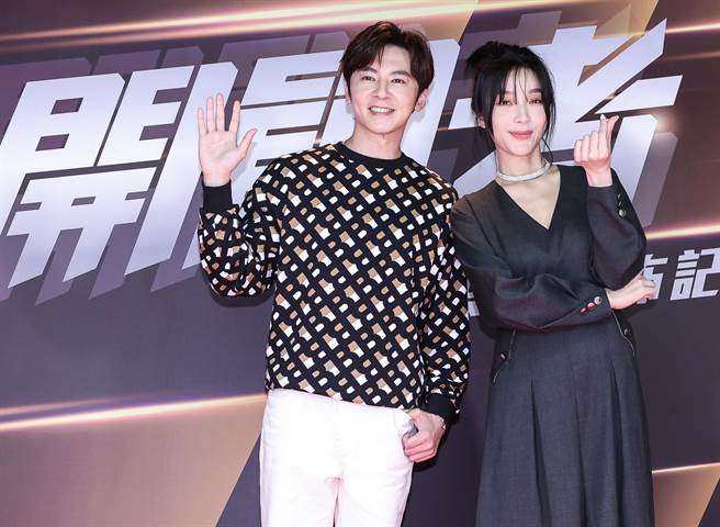 李国毅（左）和蔡淑臻戏里大谈姊弟恋。（陈俊吉摄）