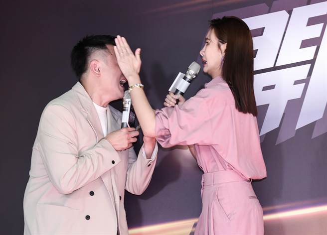 直率的安心亚在舞台上突然替主持人打蚊子，场面爆笑。（陈俊吉摄）