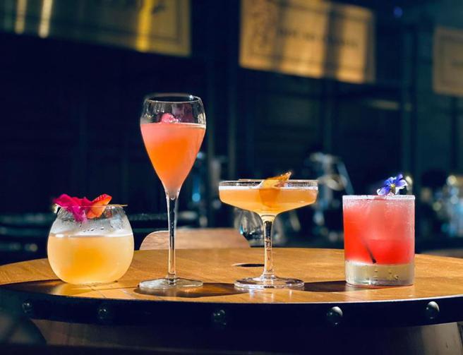 天成文旅華山町餐酒館推出「Happy Hour」與「微醺夏夜」餐飲活動，指定時段用餐享酒精飲品買二送一或全品項8折。（圖／天成文旅華山町提供）