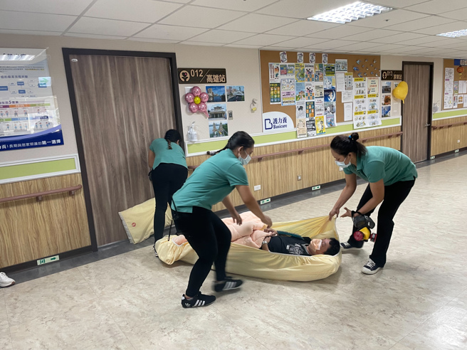 新北市政府消防局为强化长照机构、护理之家及老人福利机构等避难弱势场所紧急事故应变能力，强化老福机构火灾时之初期应变能力。（图／新北消防局提供）