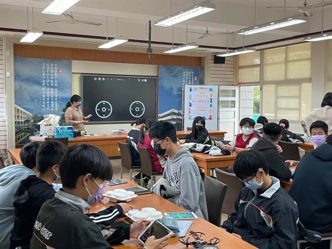 斗六市石榴国中下学年转型科技实验学校，特色之一是在假期举办各式各样营队，其中之一是机器人营队，今年寒假已举办一次。（石榴国中提供)