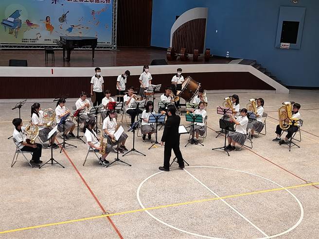 石榴国中下学年转型科技实验学校，辅以提升人文素养，其中之一是管乐社团。（石榴国中提供)