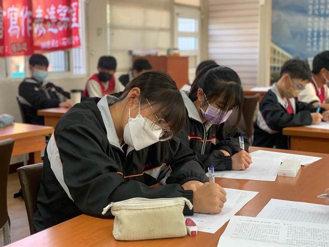 石榴国中目前的在校生体验写作课程营队。（石榴国中提供）