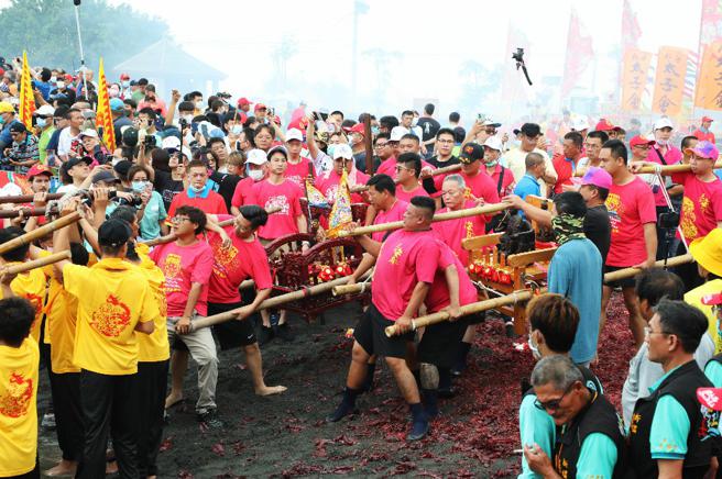 「迎客王」就是要迎接13尊代天巡狩的游海和7尊游山客王。(嘉义县民政处提供)