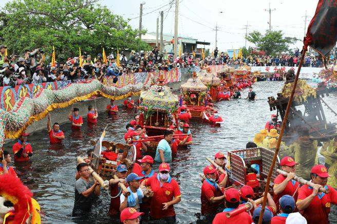 「衝水路」指的就是神轿衝入大排迎客王。(嘉义县民政处提供)