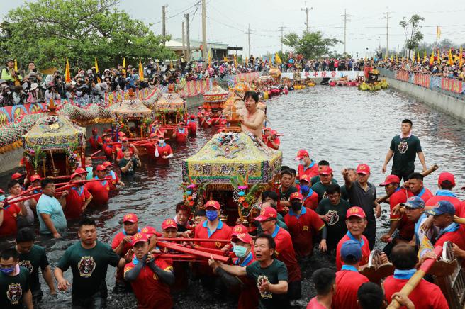 衝水路迎接客王是新塭地区传统发展出的信仰文化，一直以来都是地方最热闹的活动。(嘉义县民政处提供)