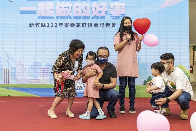 李秉伦和王昱乔夫妇高兴的和曾受照顾的5岁小女孩嘘寒问暖，生母诚挚的感谢，让人动容落泪。（罗浚滨摄）