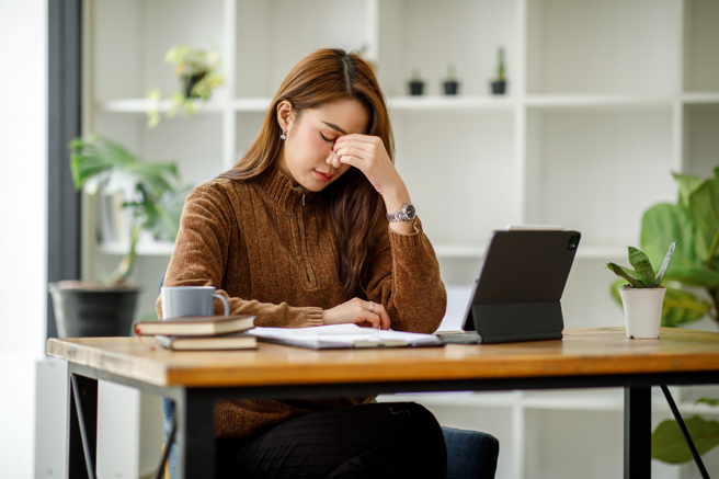 一名女网友说平时只有假日能和丈夫相处，但每次要出门约会时，婆婆就会要求带着读高中的外甥一起去吃饭，她崩溃说想要两人世界。（示意图/shutterstock）