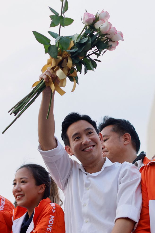 泰国前进党党魁皮塔15日在曼谷街头搭车参加胜选庆祝活动，向支持者挥手致意。（路透社）