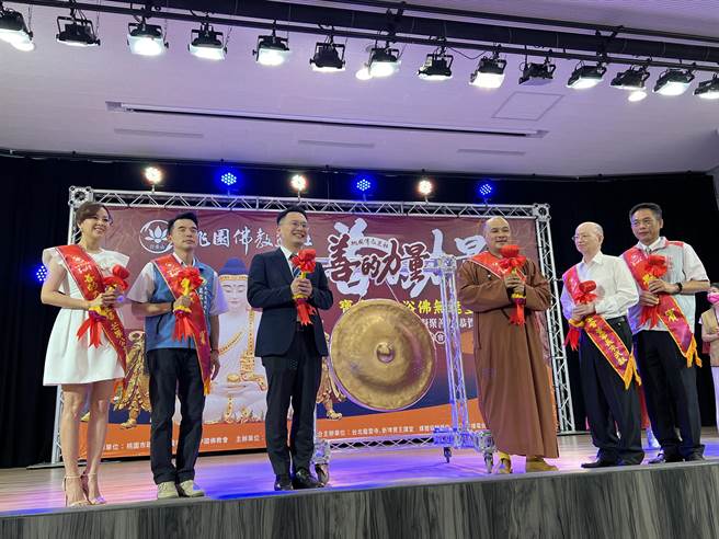 桃园副市长苏俊宾今和明霭法师等人敲锣，宣布启动。